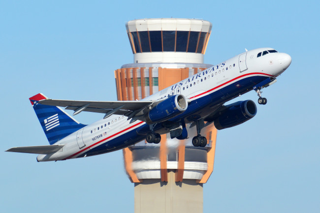 Обои картинки фото авиация, пассажирские самолёты, взлет, вышка, авиалайнер