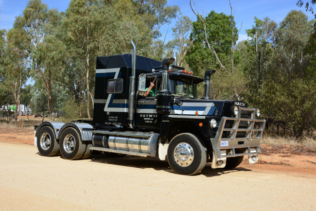 Обои картинки фото mack, автомобили, тягач, седельный, грузовик, тяжелый