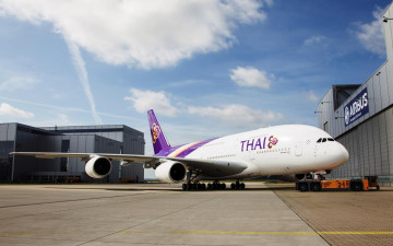Картинка авиация пассажирские+самолёты аэродром аэропорт самолет небо облака a380 airbus thai airways здания