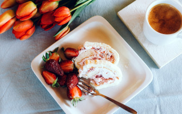 Картинка еда пирожные +кексы +печенье рулет клубника тюльпаны