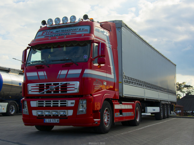 Обои картинки фото автомобили, volvo trucks , выставка, улица, грузовик