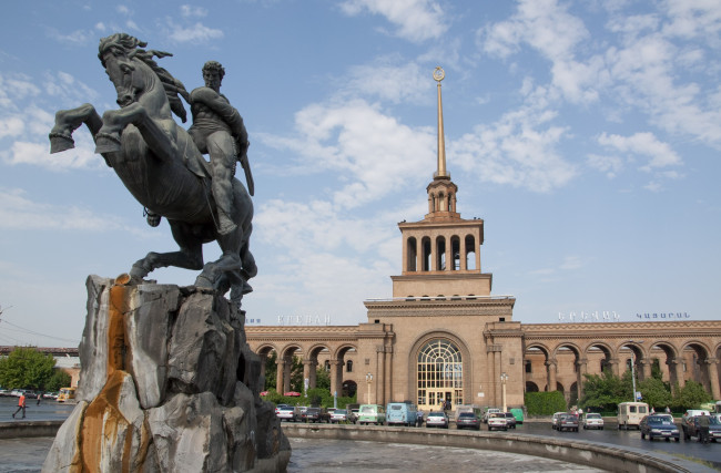 Обои картинки фото города, - памятники,  скульптуры,  арт-объекты, памятник, давиду, у, железнодорожного, вокзала, город, ереван