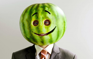 обоя юмор и приколы, юмор, мужчина, арбуз, человек, улыбка, смех, глаза, взгляд, смешной