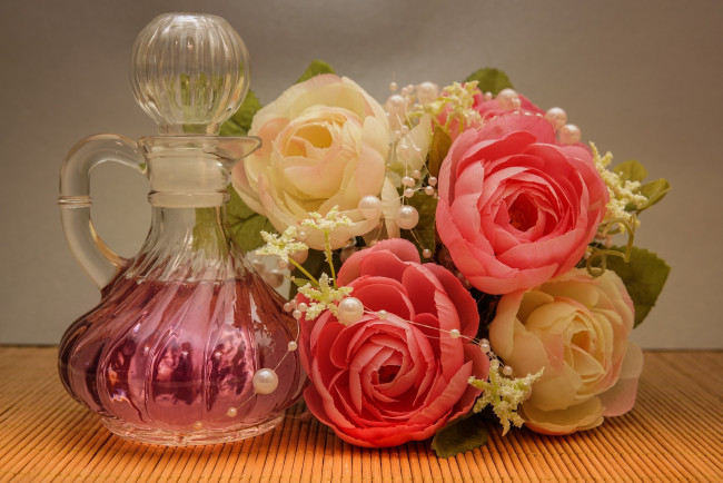 Обои картинки фото разное, косметические средства,  духи, флакон, духи, цветы