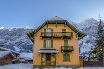 Картинка города -+здания +дома горы зима снег жилой дом