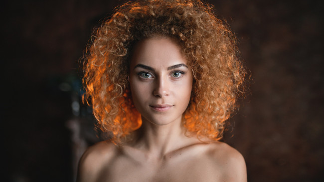 Обои картинки фото девушки, - лица,  портреты, взгляд, локоны