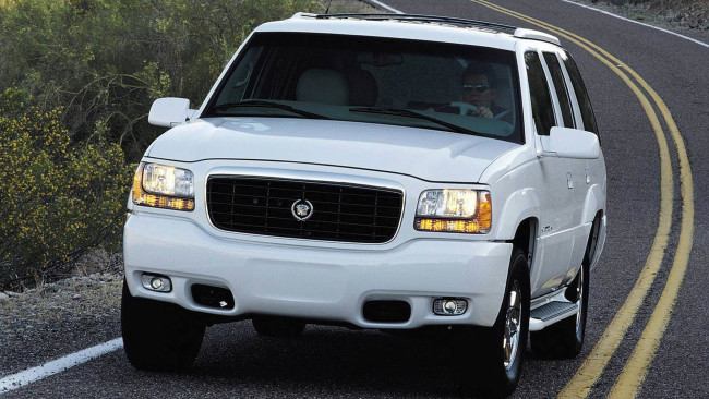 Обои картинки фото автомобили, cadillac, кадиллак, белый, дорога, шоссе, трасса