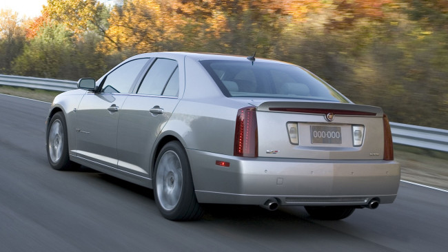 Обои картинки фото автомобили, cadillac, кадиллак, серебристый, скорость, дорога, осень