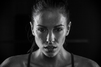 Картинка девушки melissa+riso капли мокрое лицо монохром