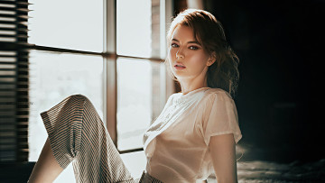 Картинка девушки -+брюнетки +шатенки девушка сидя окно свет взгляд