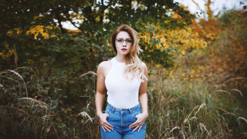 Картинка девушки -+брюнетки +шатенки женщины блондинки портрет в очках на природе джинсы трикотаж