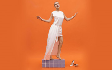 Картинка девушки millie+bobby+brown поза шпильки