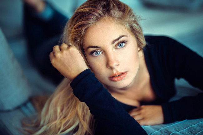 Обои картинки фото девушки, - лица,  портреты, светлые, волосы, поза, взгляд