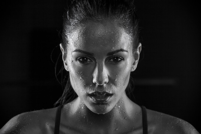 Обои картинки фото девушки, melissa riso, капли, мокрое, лицо, монохром