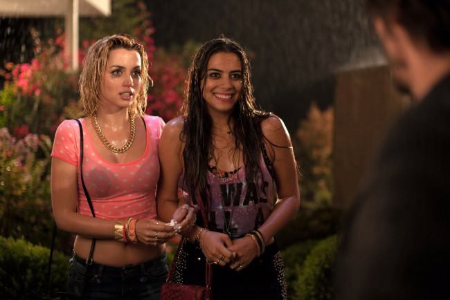 Обои картинки фото knock knock , 2014, кино фильмы, -unknown , другое, кто, там, киану, ривз, лоренца, иззо, ана, де, армас, триллер, lorenza, izzo, keanu, reeves, ana, de, armas