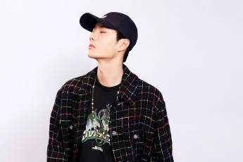 обоя мужчины, wang yi bo, актер, кепка, куртка, футболка