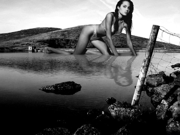 Обои картинки фото девушки, angelina jolie, черно-белая, купальник, актриса, горы, озеро