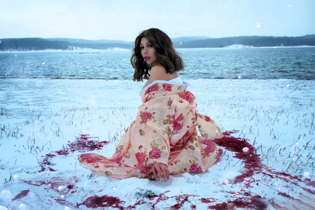 Обои картинки фото ladybell, девушки, - креатив,  косплей, образ, косплей, наряд, костюм, кимоно, кровь, снег, зима, озеро