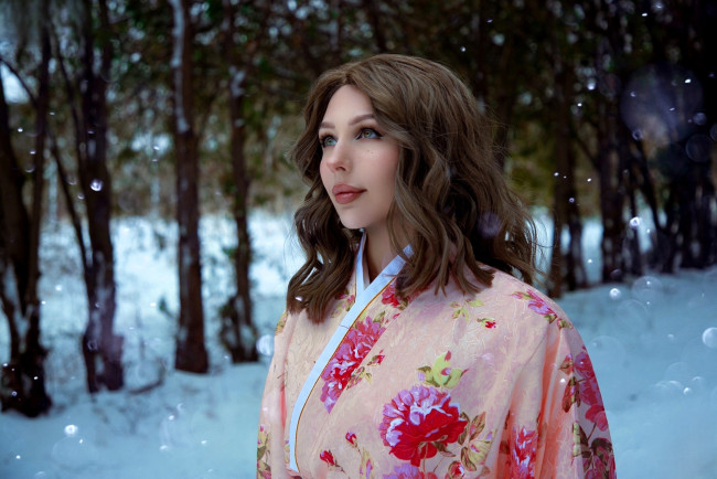 Обои картинки фото ladybell, девушки, - креатив,  косплей, образ, косплей, наряд, костюм, кимоно, лес, снег, зима