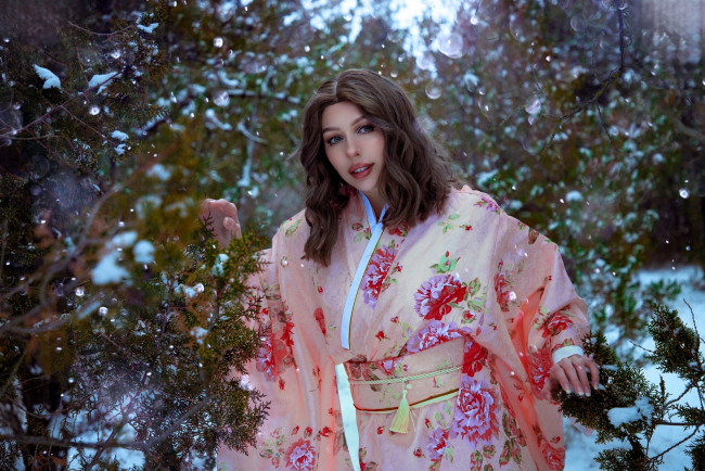 Обои картинки фото ladybell, девушки, - креатив,  косплей, образ, косплей, наряд, костюм, кимоно, лес, снег, зима