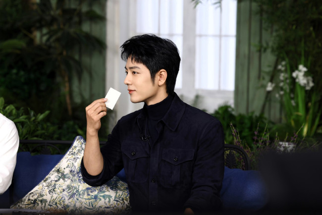 Обои картинки фото мужчины, xiao zhan, актер, рубашка, диван, подушки, цветы