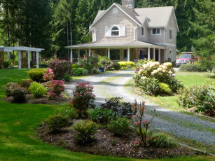 Картинка города здания дома цветы дорожка клумбы беседка дом