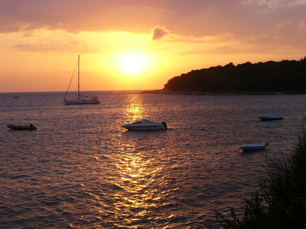 Обои картинки фото корабли, разные, вместе, лодки, яхта, закат, море