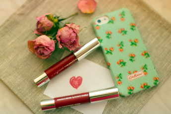 Картинка разное косметика +духи помада розы телефон