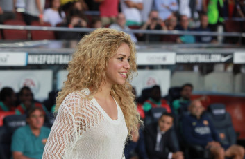 Картинка музыка shakira свитер зрители люди улыбка певица
