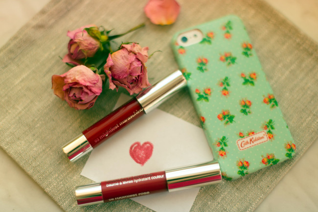 Обои картинки фото разное, косметика,  духи, помада, розы, телефон