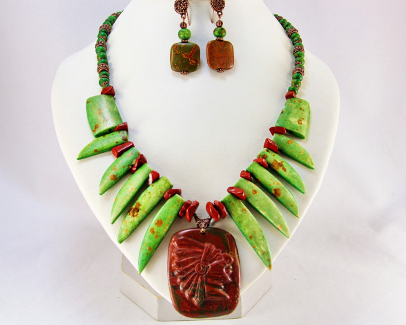 Обои картинки фото разное, украшения,  аксессуары,  веера, бусы, фон, серьги, ожерелье, бижутерия, украшение