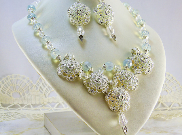 Обои картинки фото разное, украшения,  аксессуары,  веера, бусы, серьги, ожерелье, бижутерия, украшение, фон