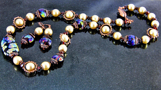 Обои картинки фото разное, украшения,  аксессуары,  веера, ожерелье, бижутерия, бусы, серьги, украшение, фон