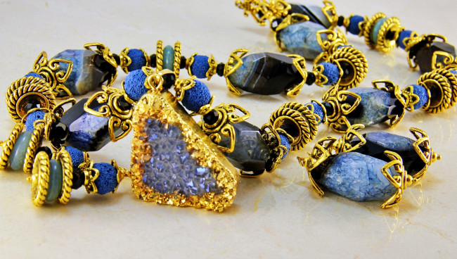 Обои картинки фото разное, украшения,  аксессуары,  веера, бусы, серьги, украшение, бижутерия, ожерелье, фон