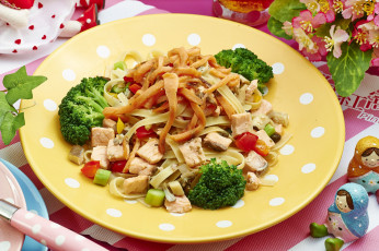 Картинка еда мясные+блюда лапша мясо брокколи овощи