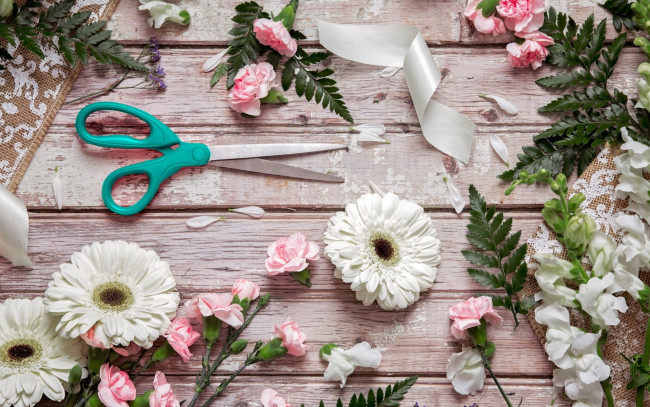 Обои картинки фото цветы, разные вместе, лепестки, ножницы, гербера, гвоздика, папоротник, львиный, зев