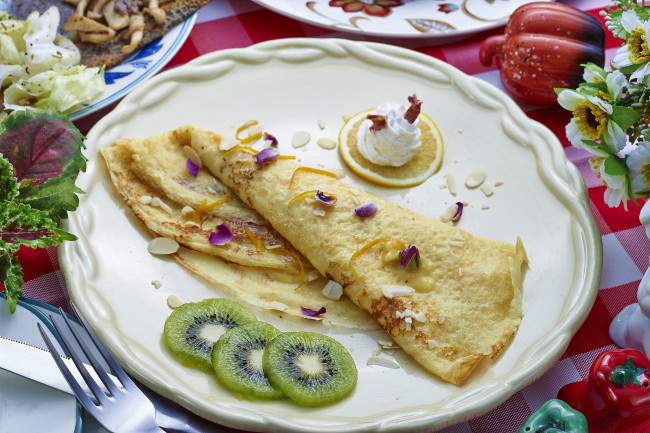 Обои картинки фото еда, блины,  оладьи, десерт, миндаль, блинчики, киви, лимон