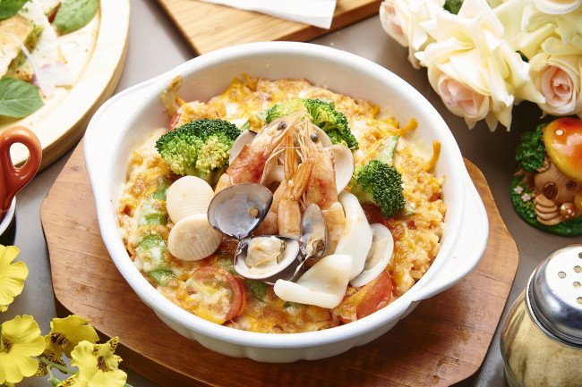 Обои картинки фото еда, рыбные блюда,  с морепродуктами, овощи, запеканка, розы, брокколи, моллюски, креветки