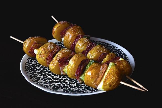 Обои картинки фото еда, шашлык,  барбекю, шампура