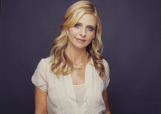 Обои картинки фото девушки, sarah michelle gellar, блузка, улыбка, блондинка, ожерелье, сара, мишель, геллар, актриса