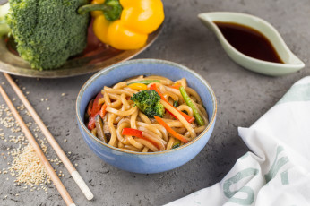 Картинка еда макаронные+блюда лапша брокколи перец соевый соус
