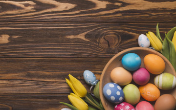 Картинка праздничные пасха весна decoration colorful wood easter тюльпаны tulips eggs яйца крашеные spring happy flowers цветы
