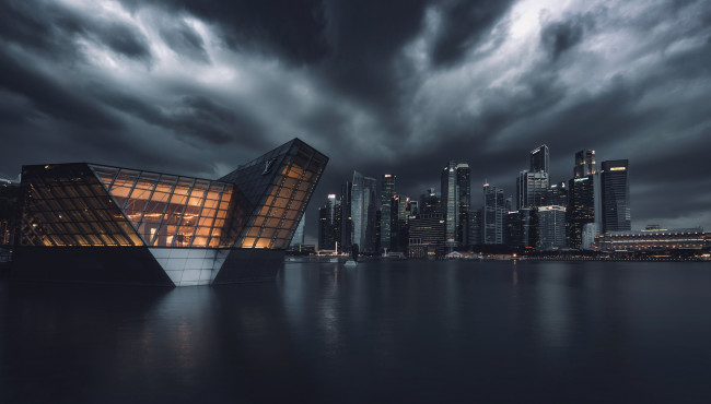 Обои картинки фото города, - огни ночного города, дома, тучи, вода, город