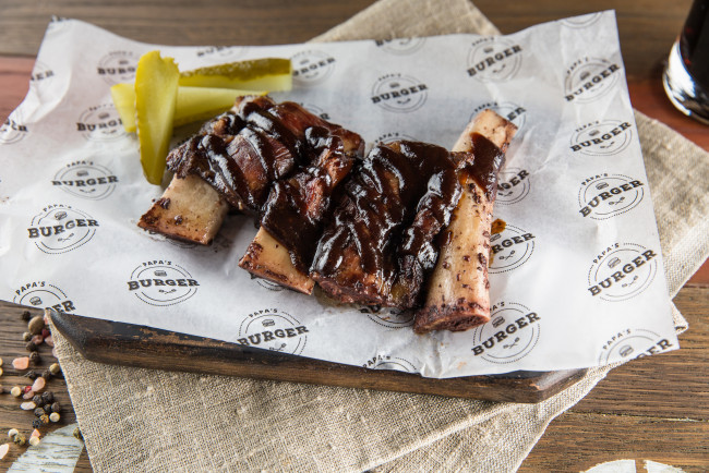 Обои картинки фото еда, мясные блюда, соус, огурец, ребра, гриль