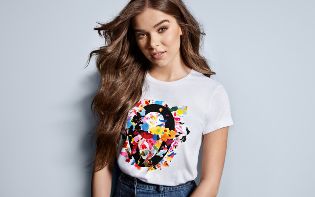 Обои картинки фото девушки, hailee steinfeld, джинсы, футболка, шатенка, актриса