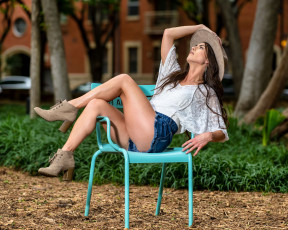 Картинка девушки -+брюнетки +шатенки стул брюнетка шляпа шорты jaslyn diaz