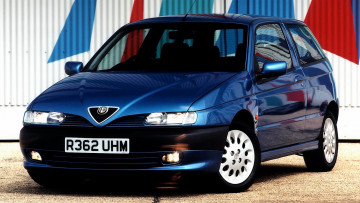 Картинка автомобили alfa+romeo синий забор