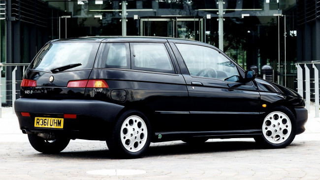 Обои картинки фото автомобили, alfa romeo, черный, здание