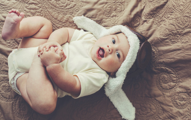 Обои картинки фото разное, дети, ребенок, шапка, покрывало