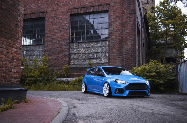 Обои картинки фото ford focus rs, автомобили, ford, focus, rs, blue, stance, building